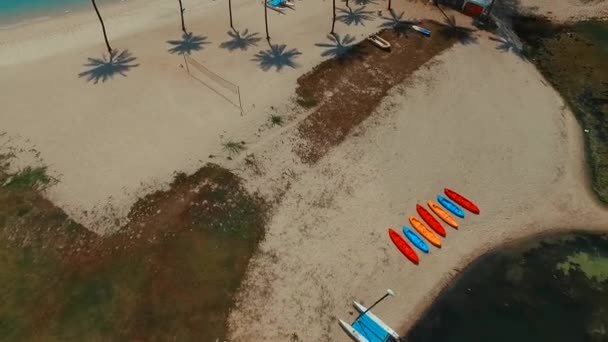 Luchtfoto uitzicht over palmen en zee. Bang Tao beach. Phuket. Thailand — Stockvideo