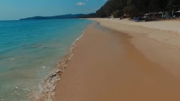 Vuelo cerca de las olas en la playa de Bang Tao. Phuket. Tailandia . — Vídeo de stock