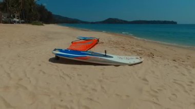 Uçuş sörf kartı üzerindeki Bang Tao beach. Phuket. Tayland.