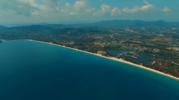 Panorama. Vliegen over Bang Tao beach. Phuket. Thailand. Luchtfoto. — Stockvideo