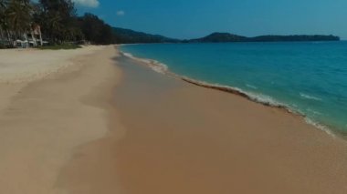 Kat yukarıda Bang Tao Beach çevre dalgalar. Phuket. Tayland.