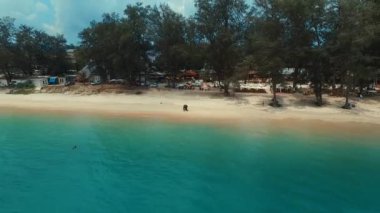 Bang Tao beach fil üzerinde uçan. Phuket. Tayland. Havadan görünümü.