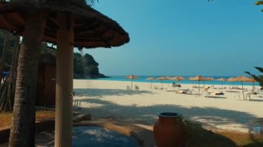 Uçuş yakınındaki plajda duş. Ağır çekim. Phuket. Tayland.