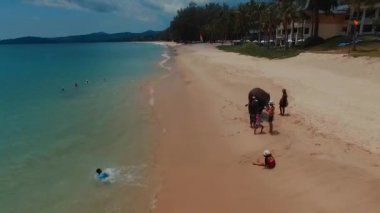 Tayland, Phuket, 10 Mayıs 2016 Bang Tao beach üzerinde uçan. Havadan görünümü.