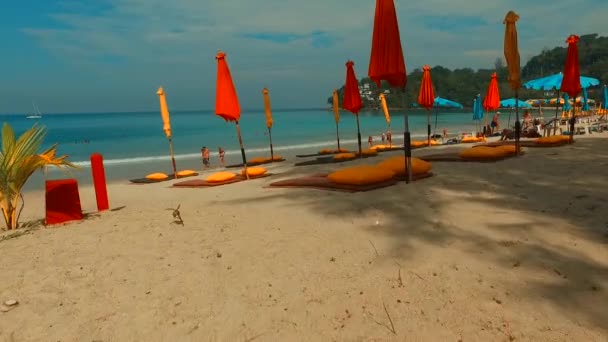 TAILANDIA, PHUKET, 5 de febrero de 2016 Vuelo a través de las sombrillas de la playa . — Vídeos de Stock
