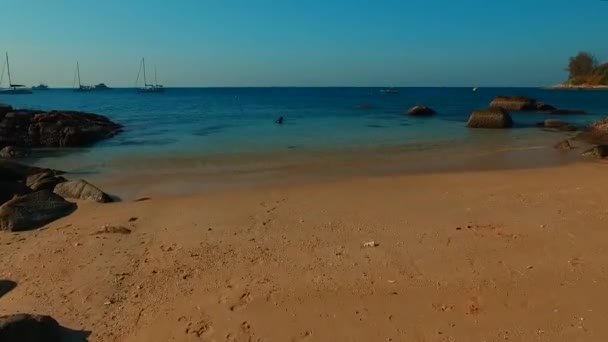 Vuelo sobre el hombre preparándose para bucear en la playa . — Vídeo de stock