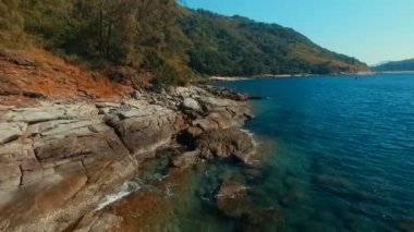 Denize yakın kayaların üzerinde uçan.