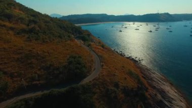 Yolun ve sahilde denizin üzerinde uçan