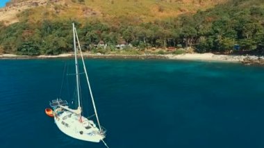 Havadan görünümü: yat plaja yakın çevresinde uçan.