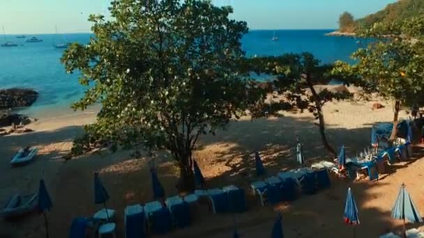 Vue Aérienne : Debout depuis la plage, vue sur la mer . — Video