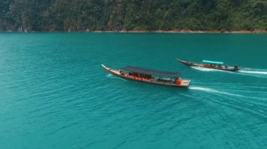 Surat Thani, Tayland 6 Mayıs 2016: Anteni: iki uzun kuyruk tekne var göl üzerinde.