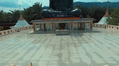 Phang Nga, Tayland 6 Mayıs 2016: Anteni: büyük siyah keşiş Tay Tapınak.