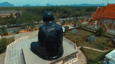 Phang Nga, Tayland 6 Mayıs 2016: Anteni: keşiş heykel Tay tapınak etrafında çember.