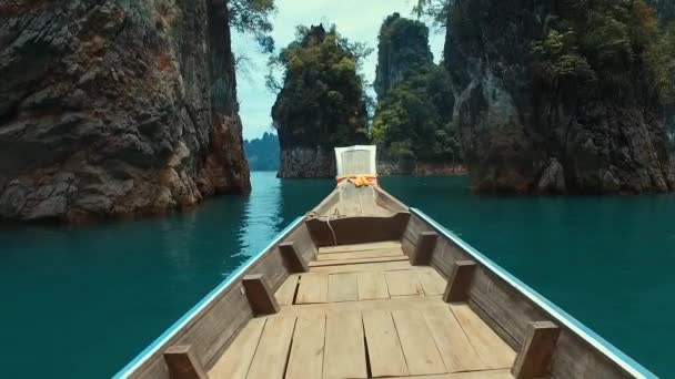 Bateau à queue longue sur le lac dans les rochers . — Video