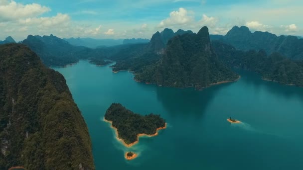 Aéreo: Vista panorâmica no lago . — Vídeo de Stock