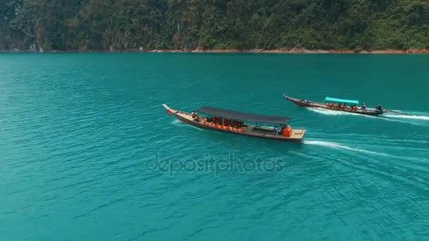 Surat thani, thailand 6. Mai 2016: Antenne: zwei Long Tail Boote sind auf dem See. — Stockvideo