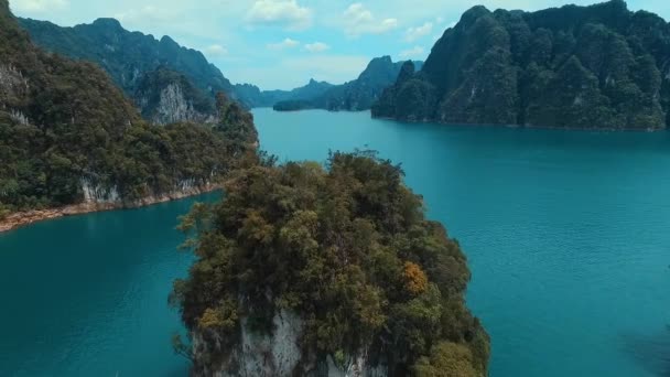 Antenne: Fliegen über den einsamen Felsen im See. — Stockvideo