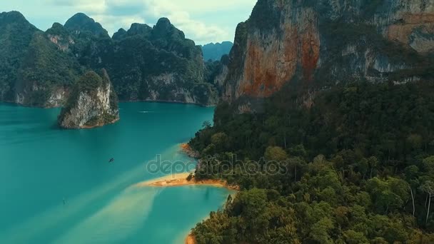 Aerial: Pegunungan dan hutan di danau dengan pemandangan mata burung . — Stok Video