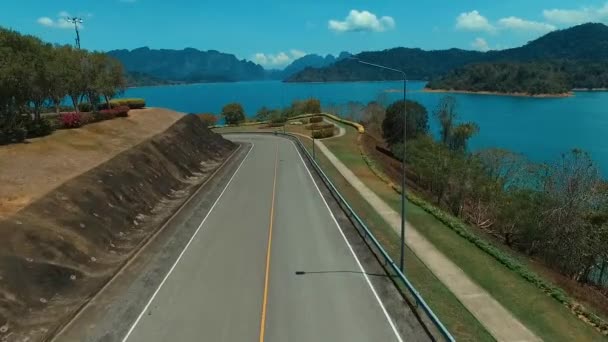 Aérea: Aumentar dron de la carretera hacia el lago . — Vídeo de stock