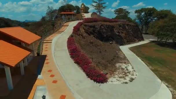 Anténa: Létání nad památníku a krásný výhled na hory. — Stock video
