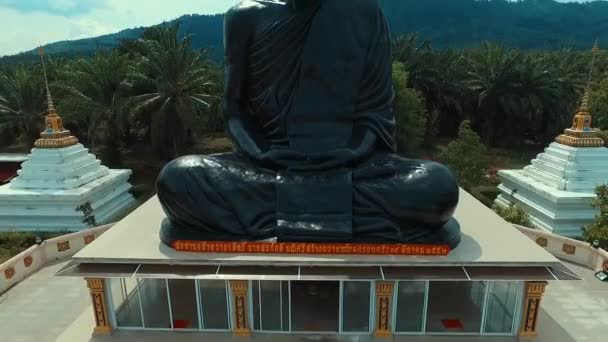 PHANG NGA, TAILANDIA 6 de mayo de 2016: Aérea: Gran estatua monje en el templo tailandés . — Vídeos de Stock