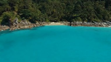 Hava: Issız beyaz kum plaj.