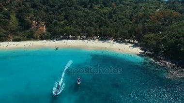 Phuket, Tayland 12 Ocak 2016: Anteni: uzun kuyruk tekne üzerinde beyaz kum plaj.