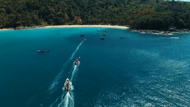Phuket, Tajlandia 12 stycznia 2016: Antena: długi ogon łodzi płyniemy do pięknej plaży. — Wideo stockowe