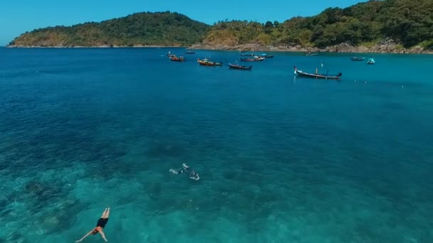 Phuket, thailand 12. januar 2016: schwimmen am strand in der nähe der boote. Antenne. — Stockvideo