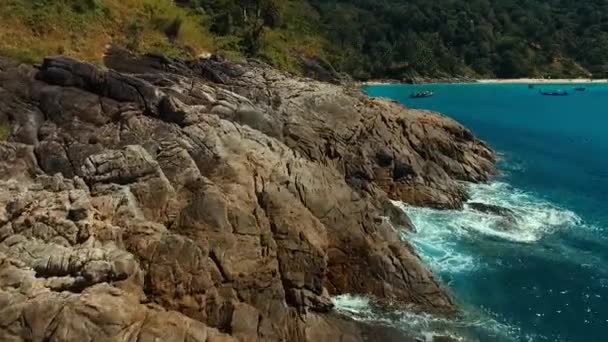 Aérienne : Voler près des rochers sur la plage avec des bateaux à longue queue . — Video