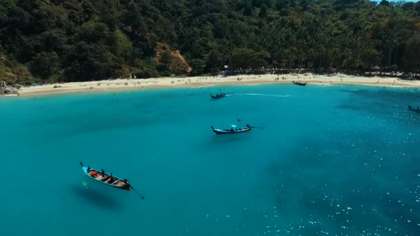 Phuket, Thaiföld, 2016. január 12.: Antenna: hosszú farok csónakok a tengerparton. — Stock videók