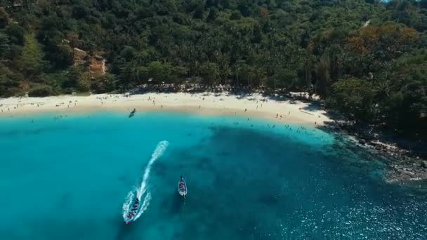 Phuket, Tajlandia 12 stycznia 2016: Antena: długi ogon łodzi na piaszczystej plaży. — Wideo stockowe
