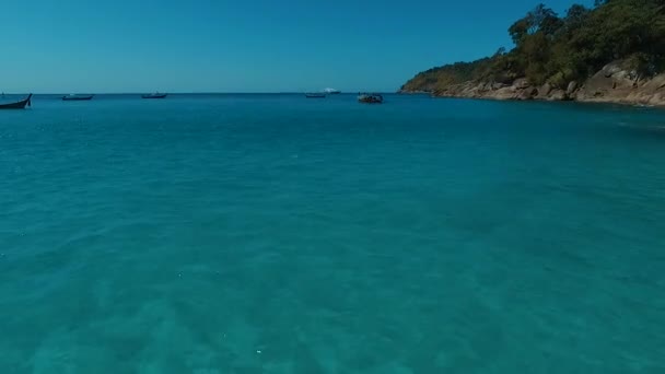 PHUKET, THAÏLANDE 12 janvier 2016 : Aérien : Vol au-dessus de l'eau, de la plage aux bateaux à longue queue . — Video