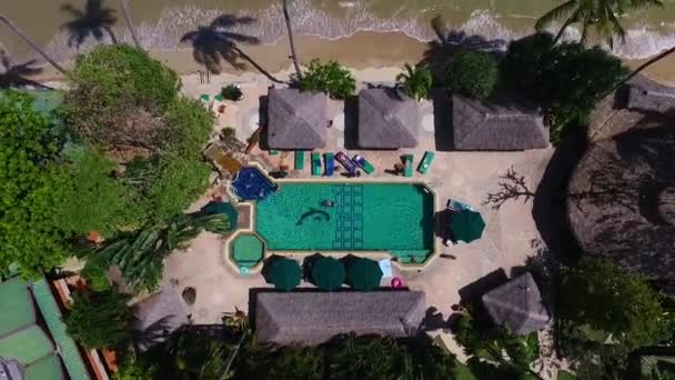 PHUKET, THAILANDIA 29 novembre 2015: Aerea: piscina sulla spiaggia di palme . — Video Stock