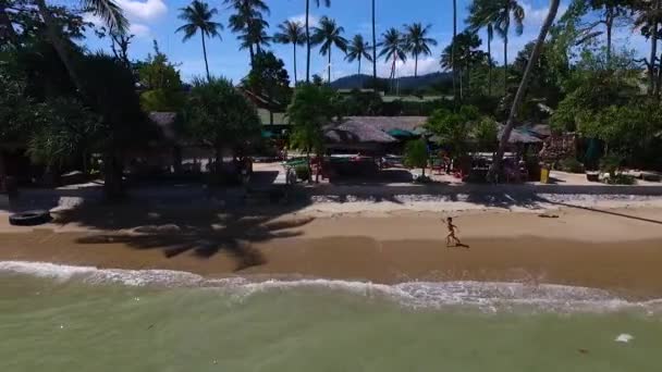 PHUKET, TAILANDIA 29 de noviembre de 2015: Aérea: El niño corre por la playa . — Vídeo de stock