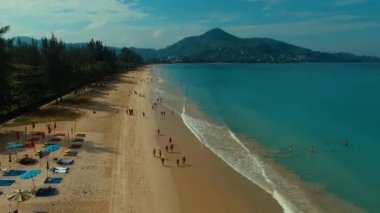 Phuket, Tayland 5 Şubat 2016: Anteni: güzel plajdan uçarak çıkış.