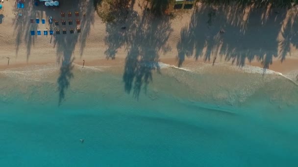 Вид з повітря на білий піщаний пляж . — стокове відео