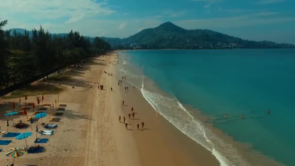 Phuket, Thajsko 5 únor 2016: Anténa: odletět od krásné pláže. — Stock video