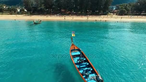 Aérien : Bateaux à longue queue sur la plage . — Video