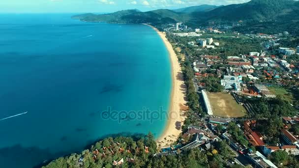 Aéreo: Praia de Karon com vista panorâmica . — Vídeo de Stock