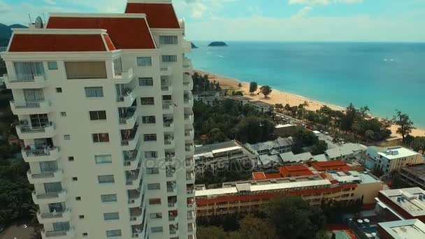 Anténa: Létání na pláž poblíž mrakodrap. — Stock video
