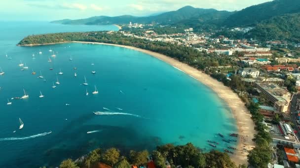 Aérea: Muchos barcos cerca de la playa . — Vídeos de Stock