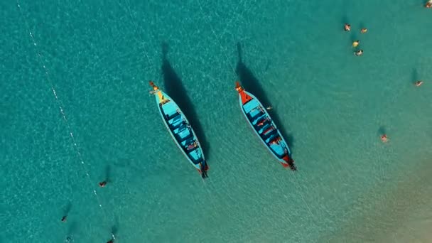Aérien : Deux bateaux à longue queue sur la plage . — Video