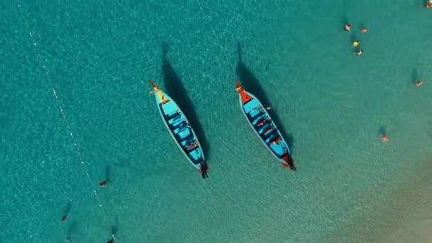 Antenne: zwei Langheck-Boote am Strand. — Stockvideo