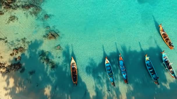 Antenn: Long tail båtar på stranden. — Stockvideo