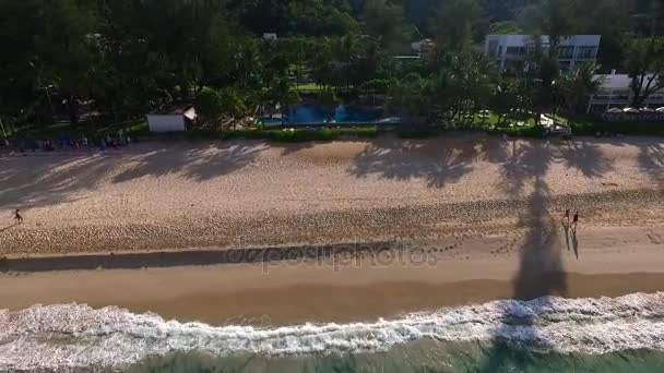 Εναέρια: Πετάξει μακριά από την πισίνα στην παραλία. — Αρχείο Βίντεο