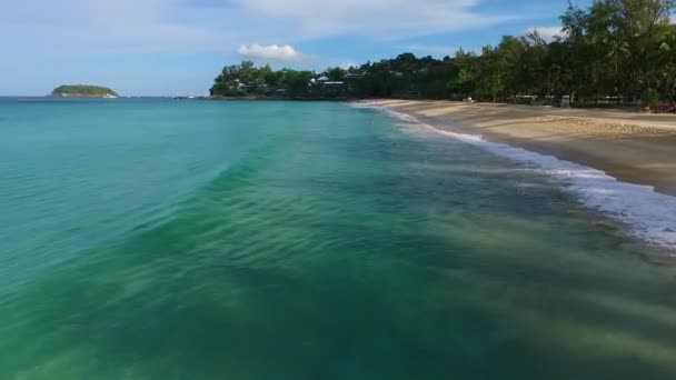 Antena: Latające nad fale na plaży Kata Noi. — Wideo stockowe