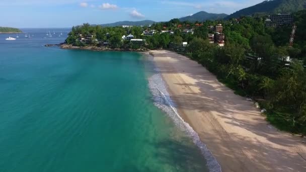 Aérien : Belle eau sur la plage de Kata Noi . — Video