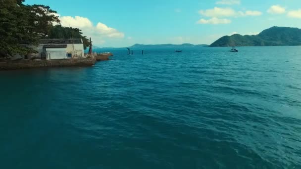 Aérea: Drone volando sobre el agua del mar . — Vídeo de stock