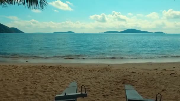 Aérien : Voler vers la mer depuis la plage . — Video